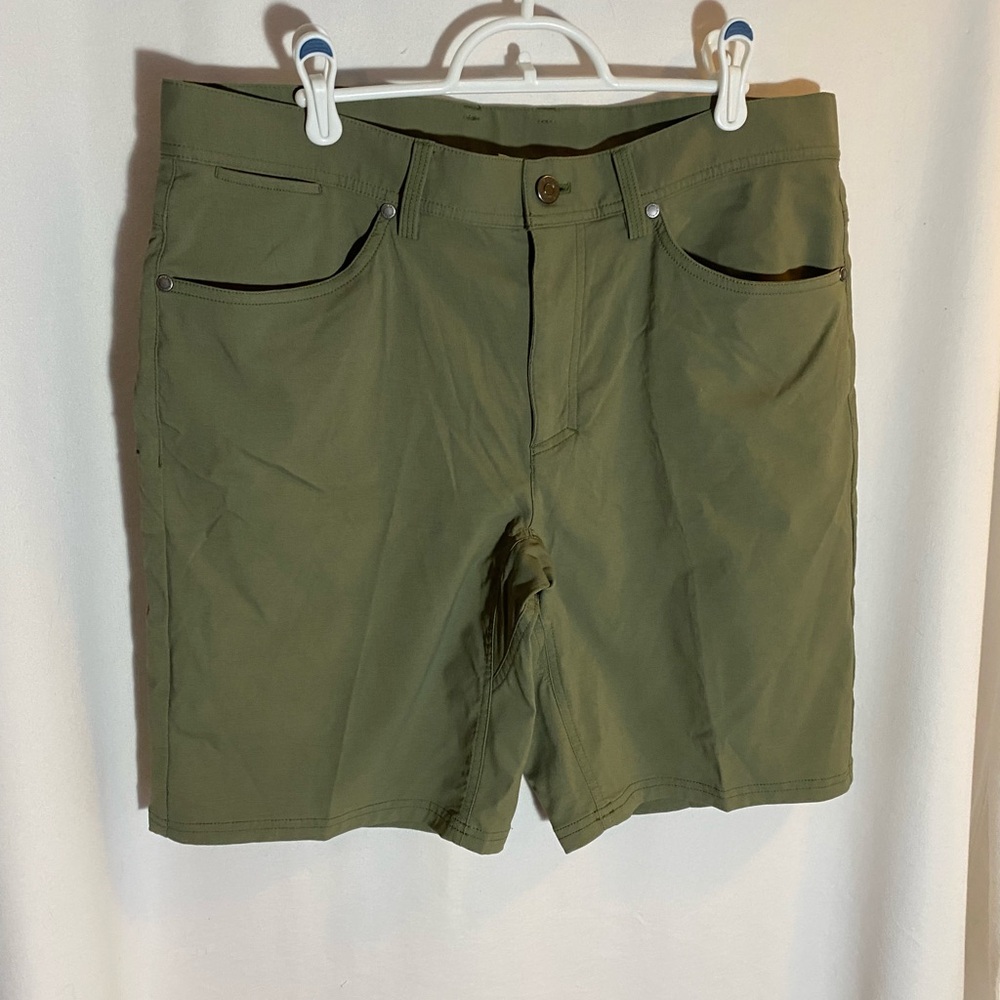 L.L. Bean Men's VentureStretch Five-Pocket Shorts, 10", size 35